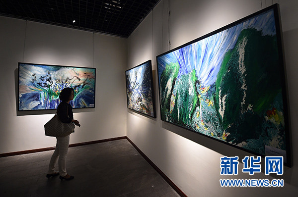 8月22日,在宁夏博物馆,观众正在参观画展。新华社记者 李然 摄